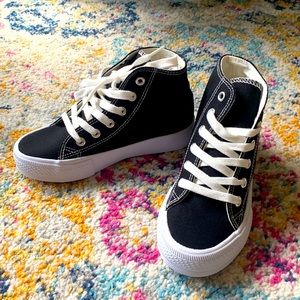 NEVER WORN kids high top sneaker Sz 2